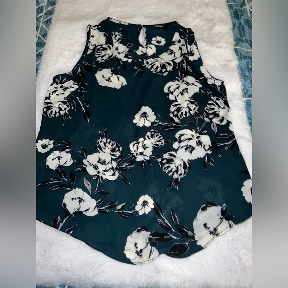 6/$15 Bundle Sale: EUC DKNY Floral Scoop Neck Sleeveless Top - Picture 7 of 7